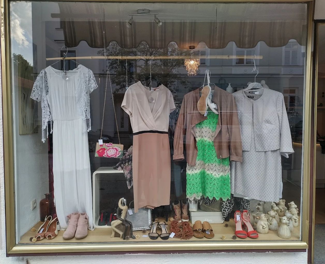 Schaufenster von Vintuitiv Second Hand in der Kufsteiner Straße Rosenheim