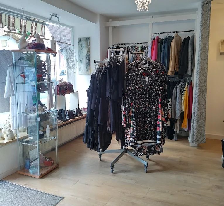 Vintuitiv Second Hand Laden Rosenheim Innenansicht mit ausgewählter Damenmode