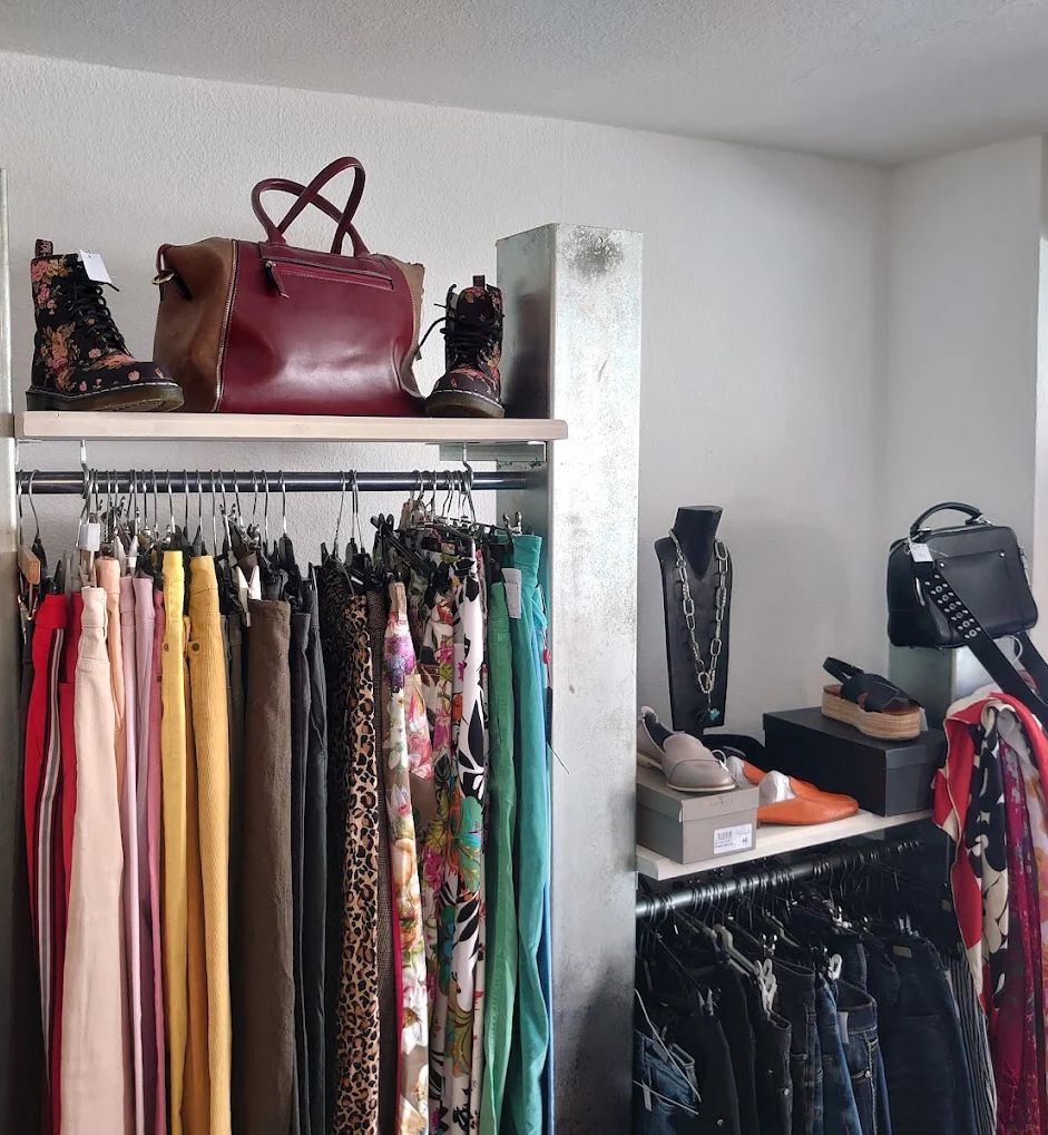 Blick in den Vintuitiv Laden mit Designer Damenmode und Schuhen