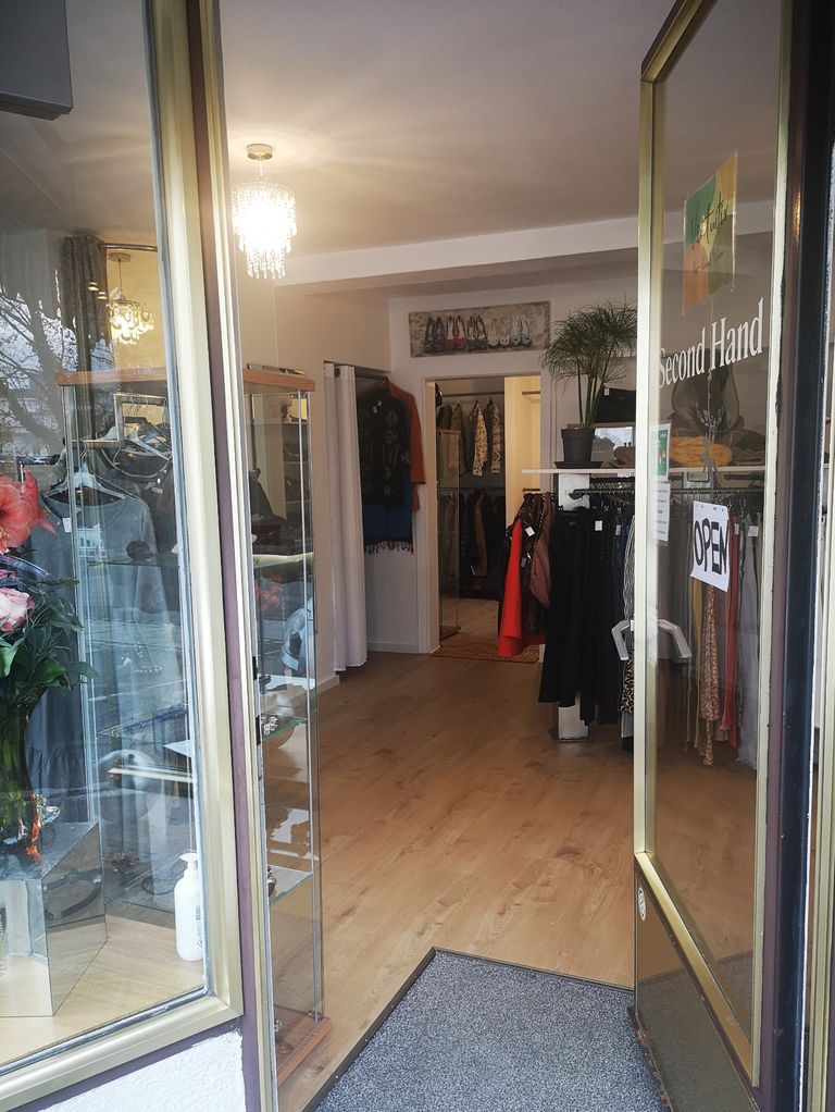 Geöffnete Tür des Vintuitiv Second Hand Ladens in Rosenheim mit Blick in den Verkaufsraum